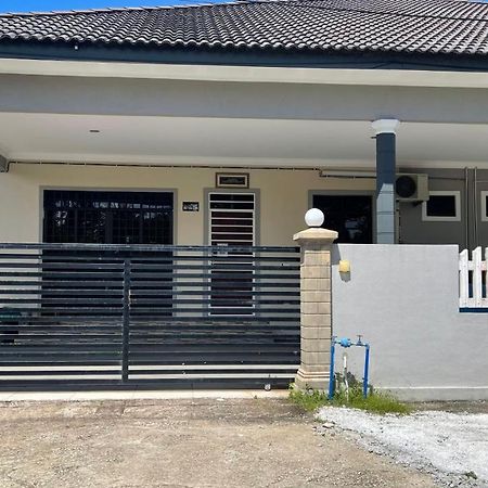 Nikmat Homestay Riyadh Kampong Tuan Mandak Exteriör bild