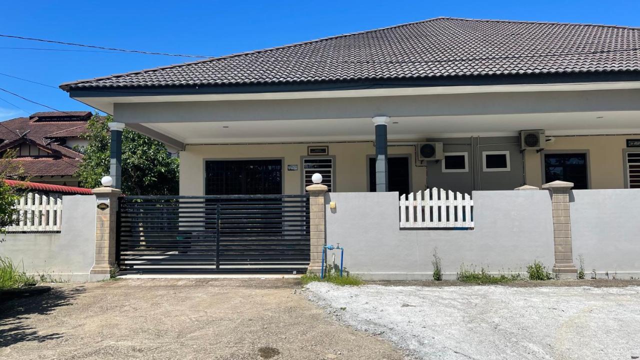 Nikmat Homestay Riyadh Kampong Tuan Mandak Exteriör bild