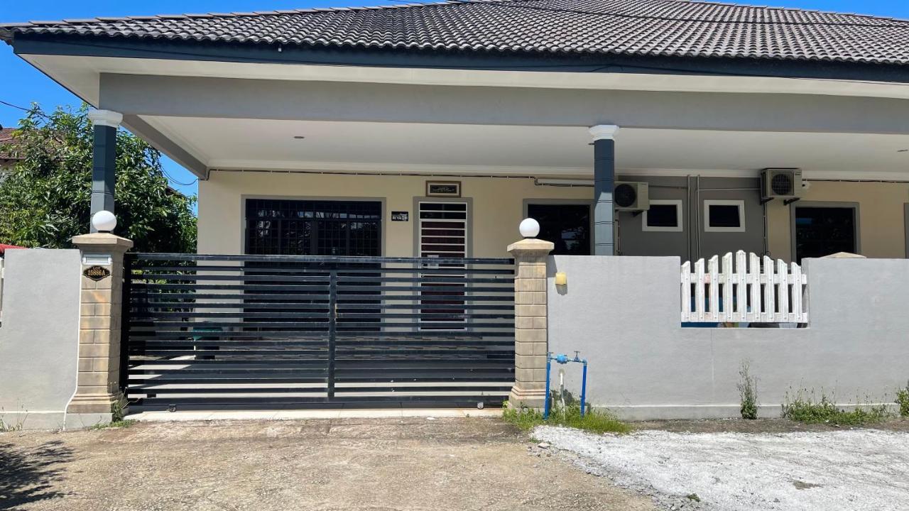 Nikmat Homestay Riyadh Kampong Tuan Mandak Exteriör bild